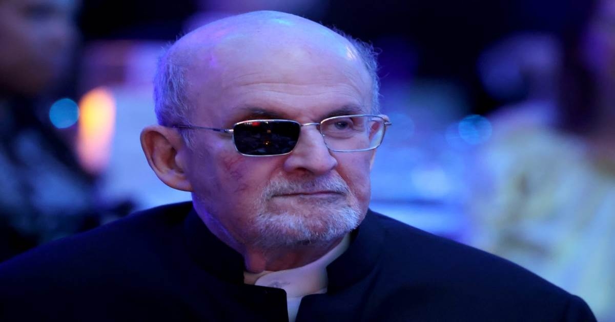 سلمان رشدي سعيد بتوقيع أقصى عقوبة لطاعِنه اللبناني