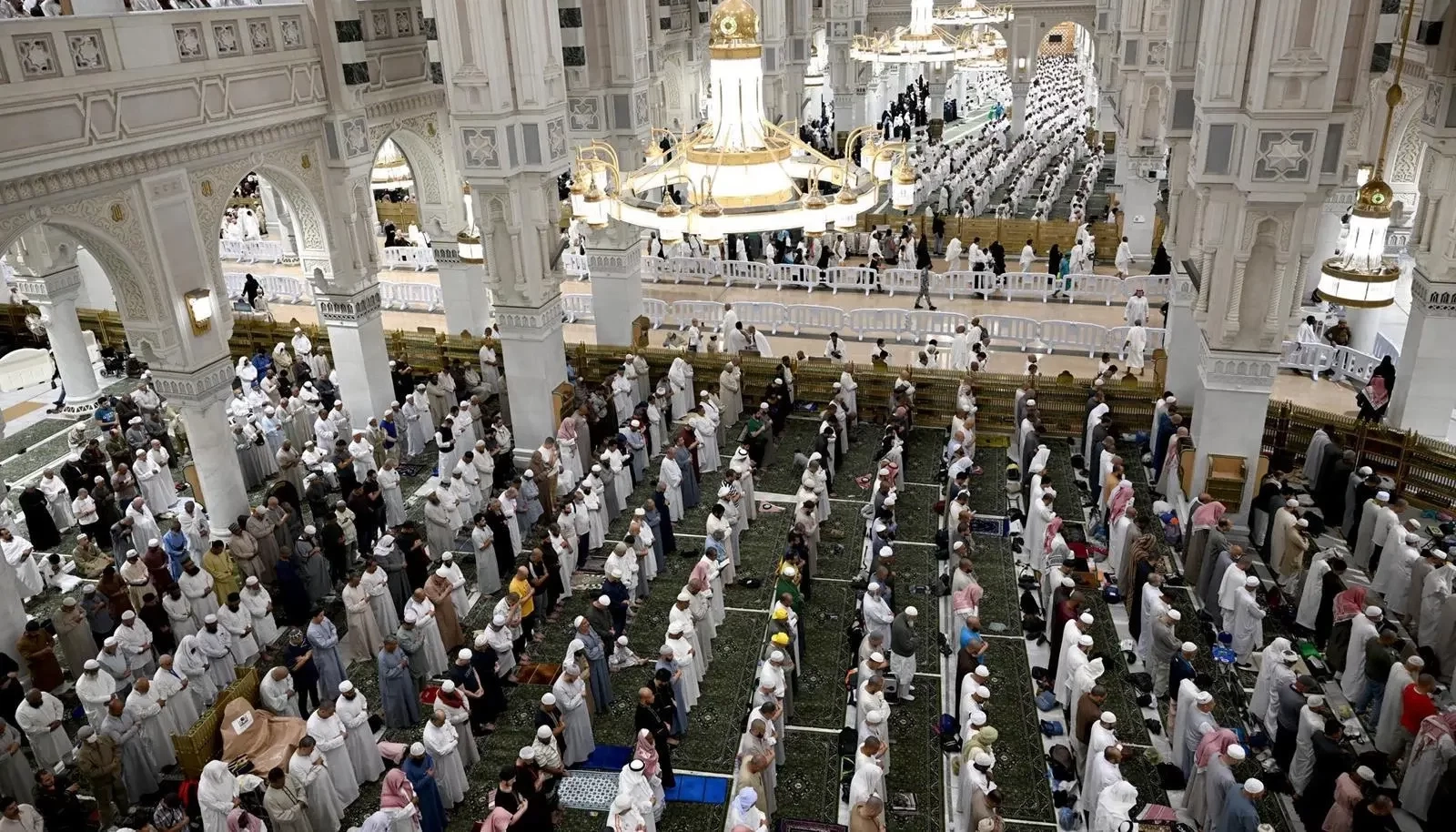 دليل المُصلي بـ 7 لغات في مصليات المسجد الحرام