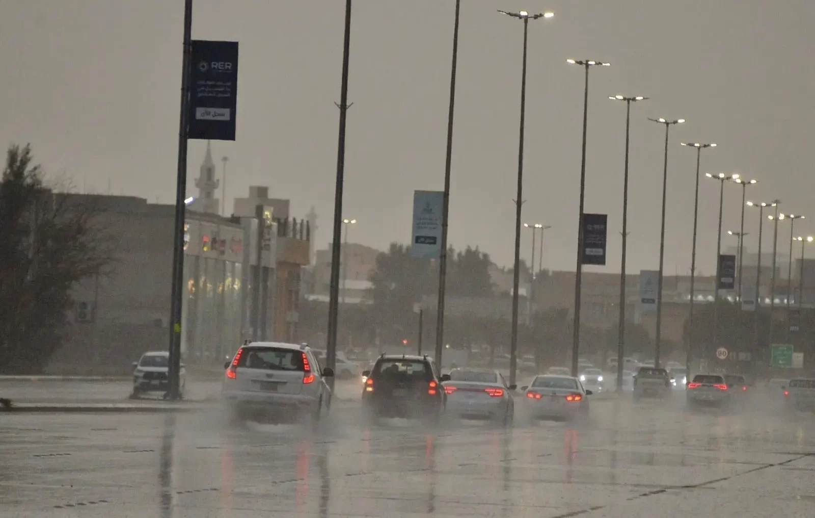 توقعات الطقس اليوم: أمطار رعدية وغبار على عدة مناطق