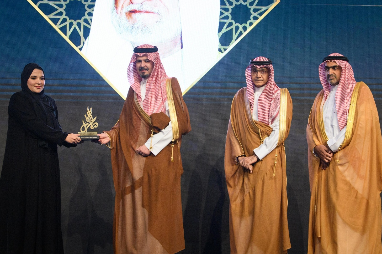 'ندوة البركة 45' تُكرّم الراحل سعيد آل لوتاه تقديرًا لدوره الريادي في الاقتصاد الإسلامي