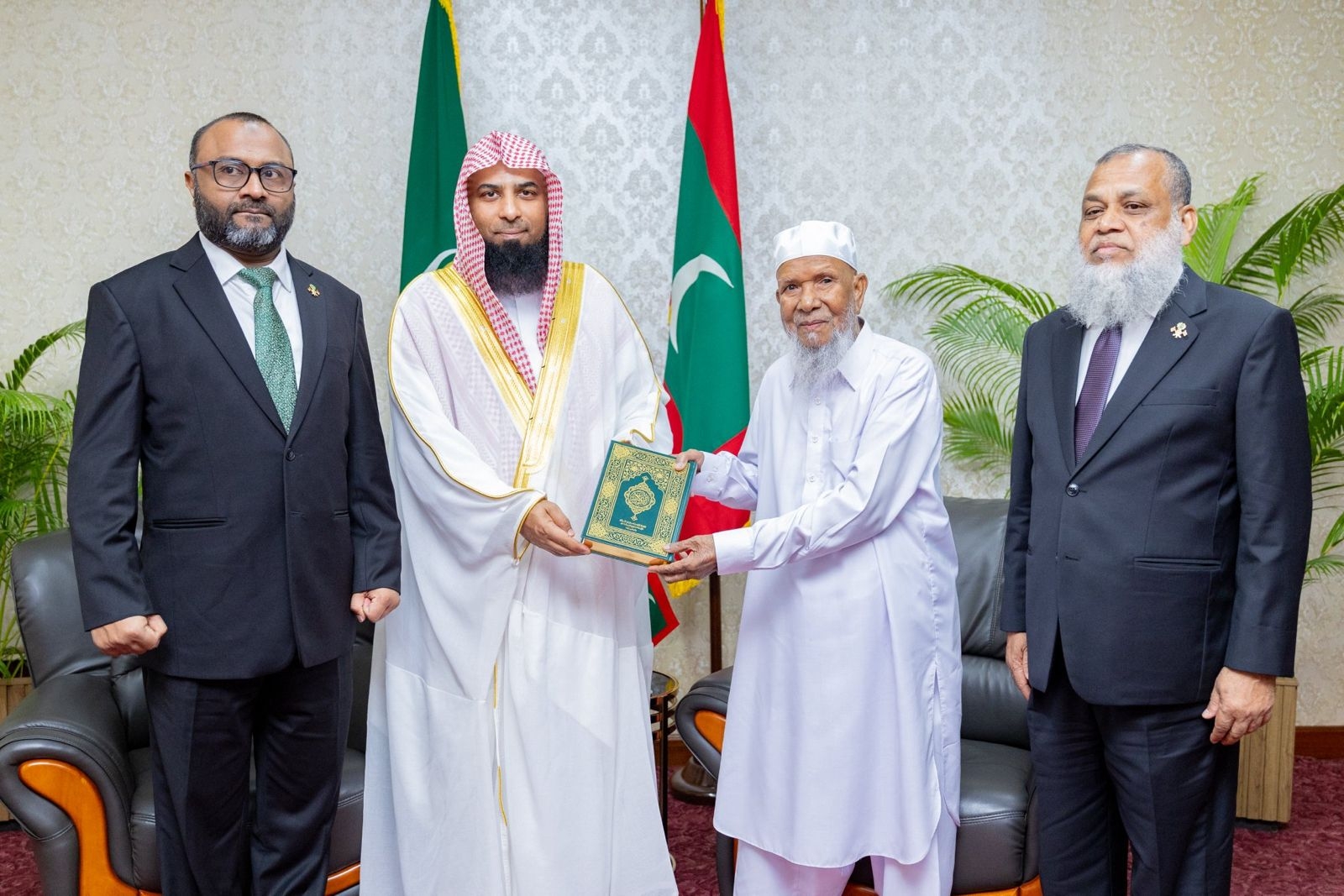 البدير يلتقي الرئيس معز ويزور أول عالم مالديفي تخرج من الجامعة الإسلامية