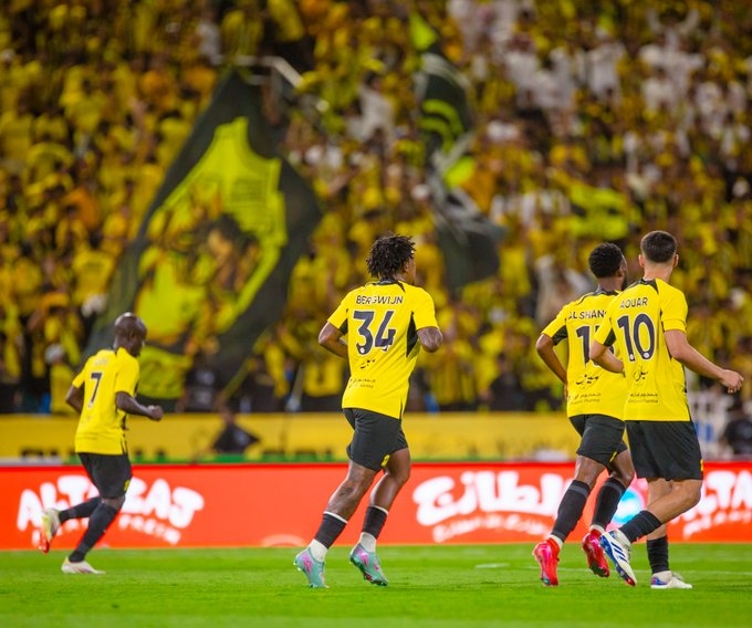 الاتحاد يتفوق على الرائد بثنائية في الشوط الأول