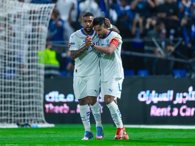 في مباراة مثيرة.. الهلال يخطف فوزًا قاتلًا من الفتح
