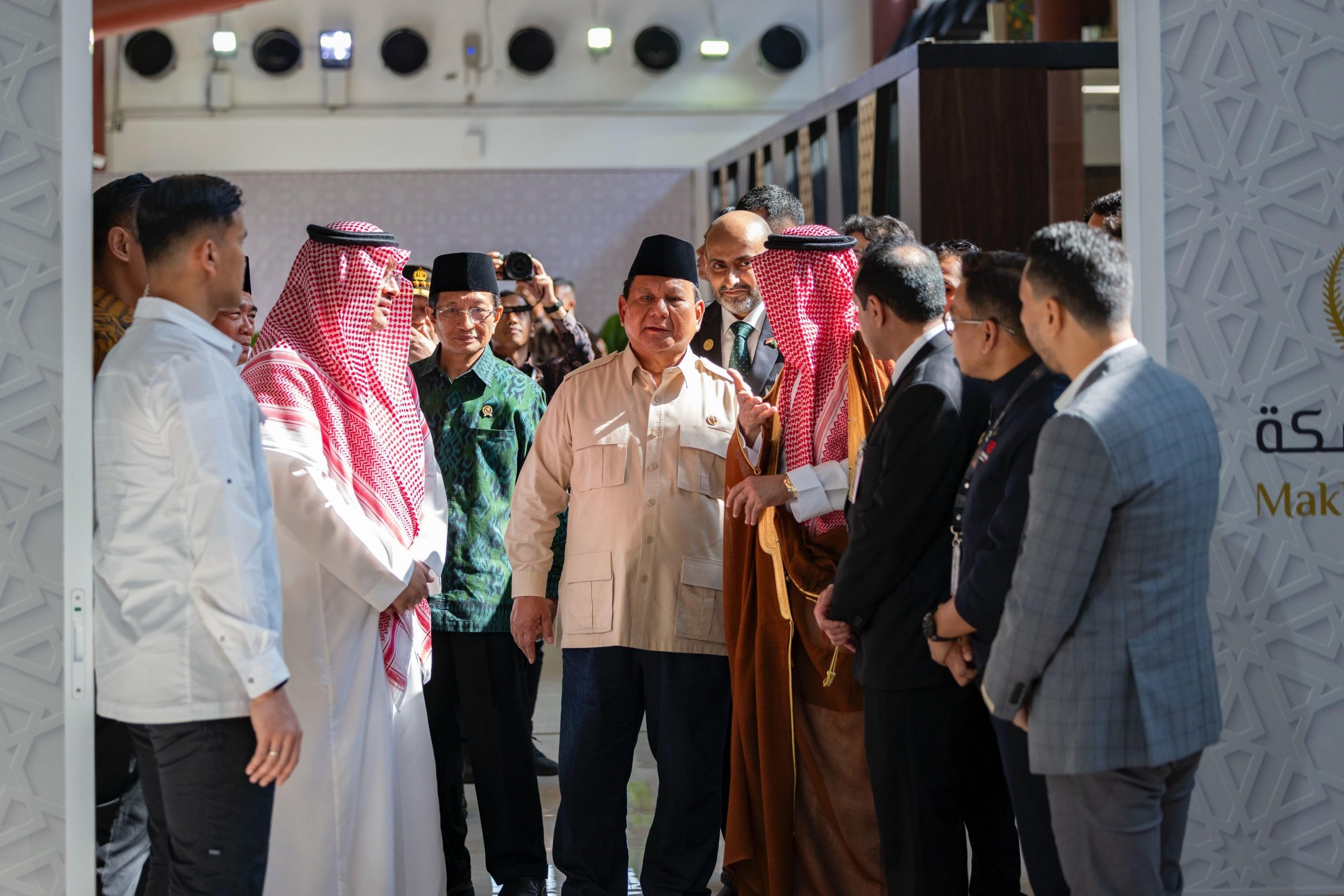 رئيس إندونيسيا يزور صالة مبادرة طريق مكة بمطار سوكارنو هاتا بجاكرتا