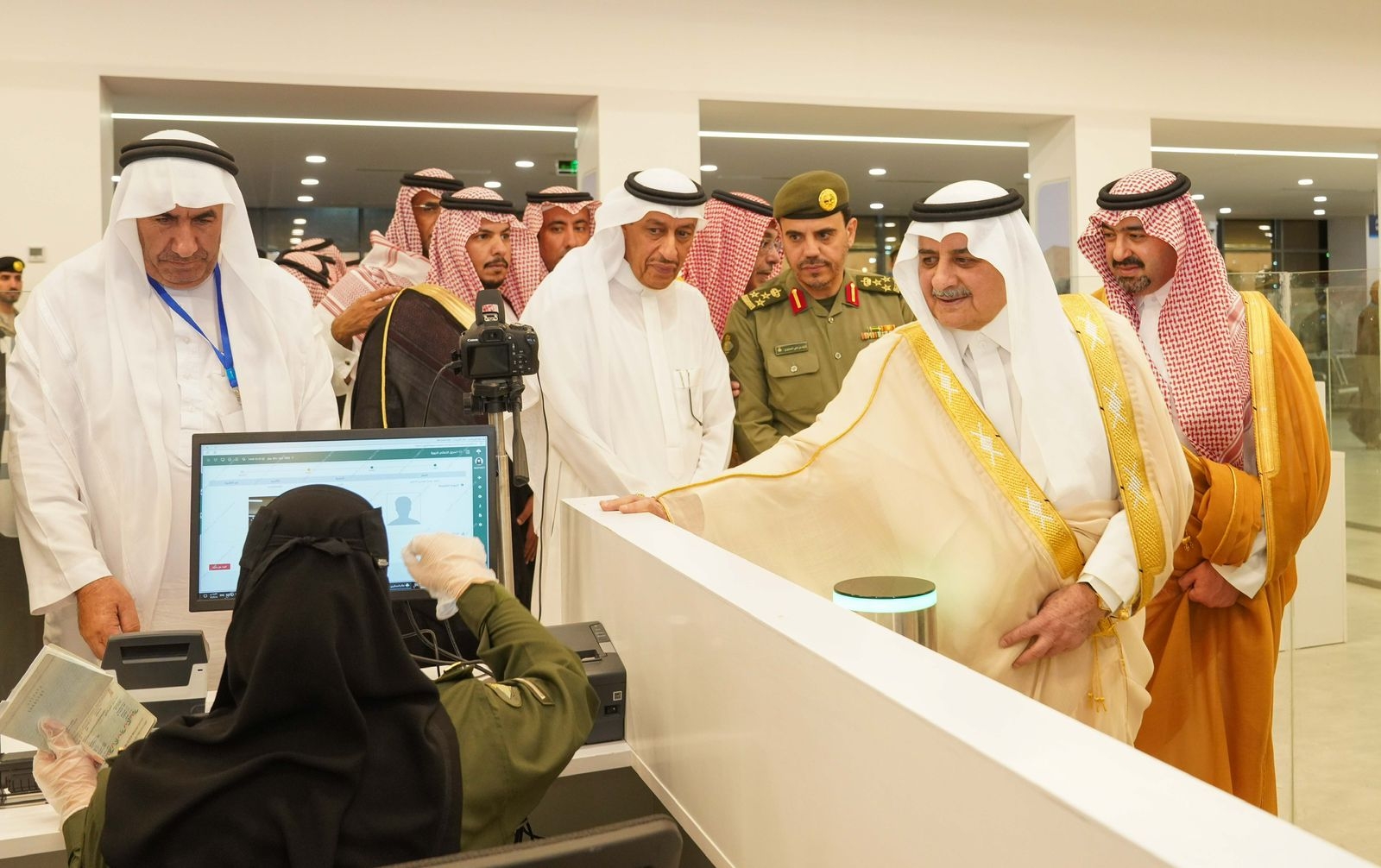 أشاد بجهود العاملين.. فهد بن سلطان يقف ميدانيًا على خدمات مدينة الحجاج بمنفذ حالة عمار