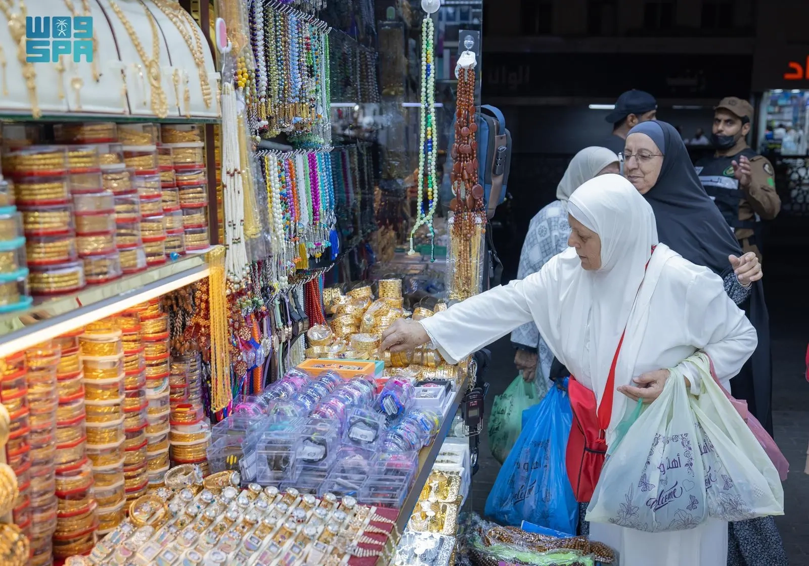 هدايا الحجاج.. عادة بعد أداء مناسك الحج للتعبير عن الروحانية والروابط الاجتماعية