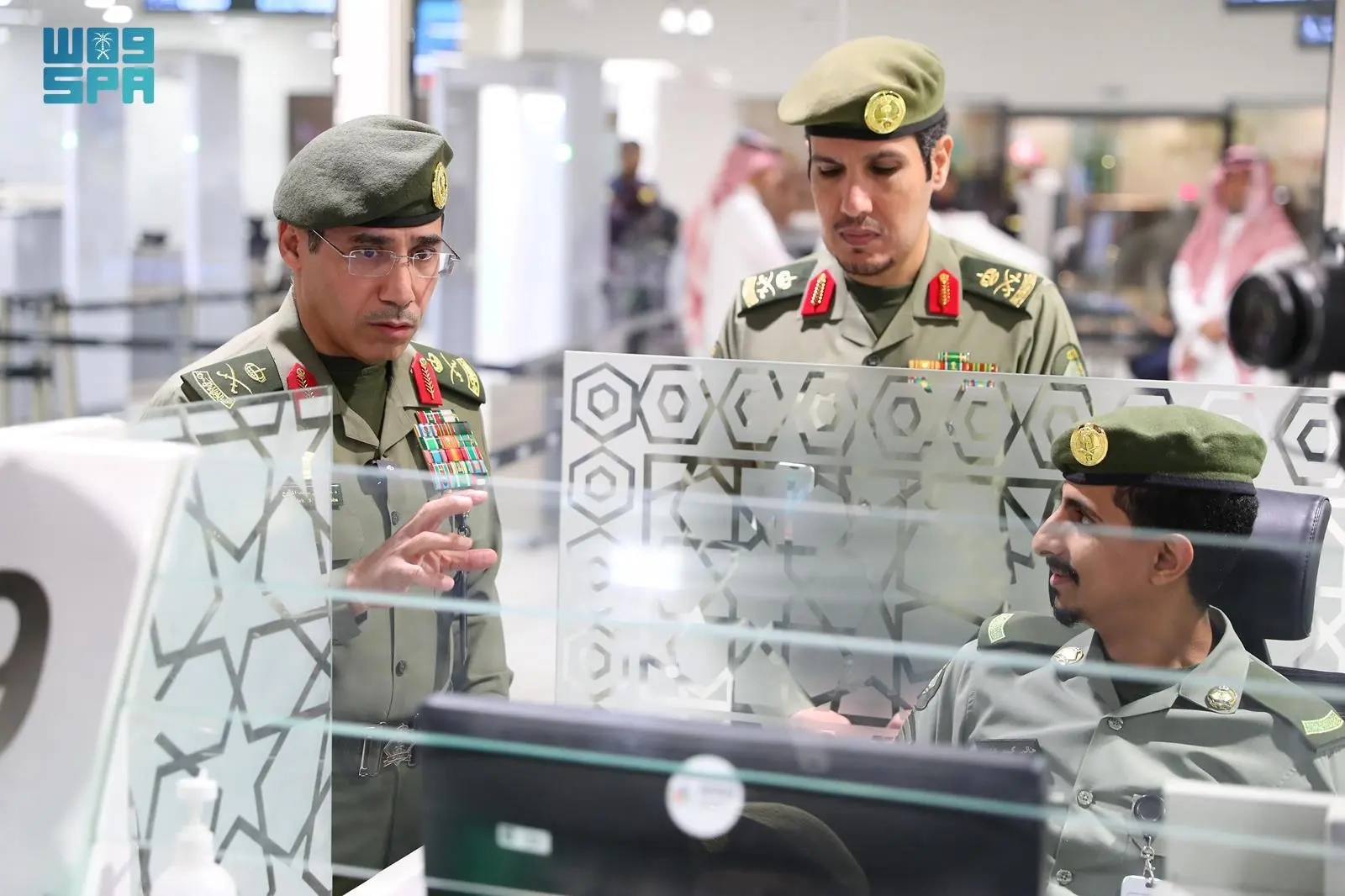 اللواء المربع يقف على سير العمل في صالات الجوازات بمطار الطائف الدولي