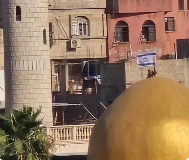 جنود يرفعون علم إسرائيل على مسجد بمخيم نور شمس بالضفة الغربية- (صورة)