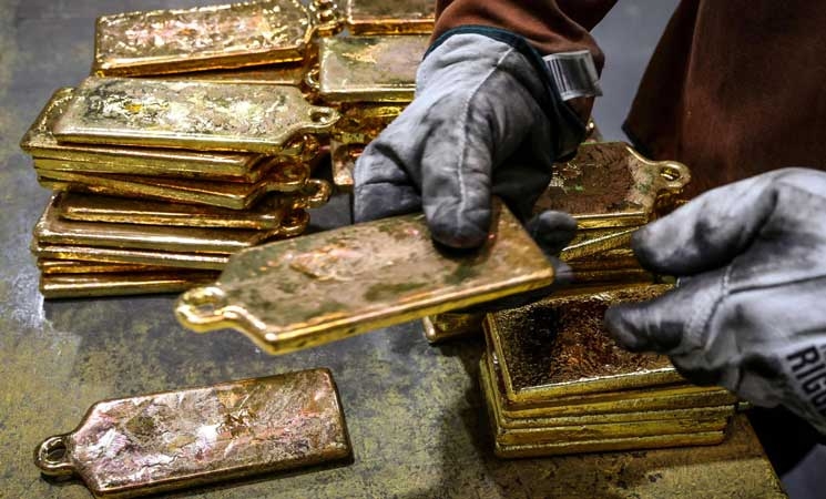 الذهب يسجل أدنى مستوى في أكثر من أسبوع بعد قرار محكمة ضد الرسوم الجمركية