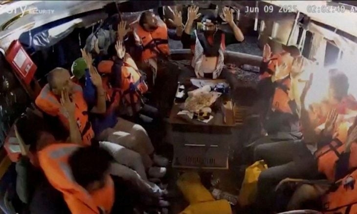 عمر فياض مراسل الجزيرة الذي احتجزته إسرائيل من سفينة مادلين يعود للدوحة