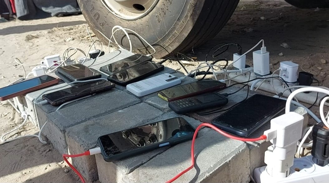 إسرائيل تعزل قطاع غزة عن العالم وتقطع خطوط الاتصال والانترنت بقصف متعمد