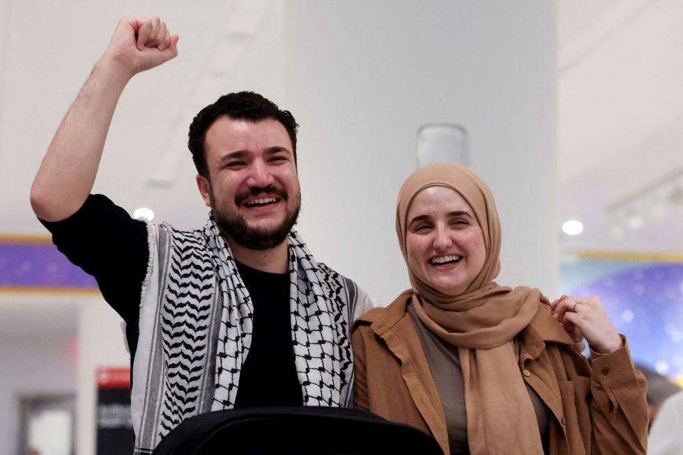 الناشط محمود خليل يتعهد باستئناف تأييده للفلسطينيين بعد إطلاق سراحه من سجن أمريكي- (صور وفيديو)