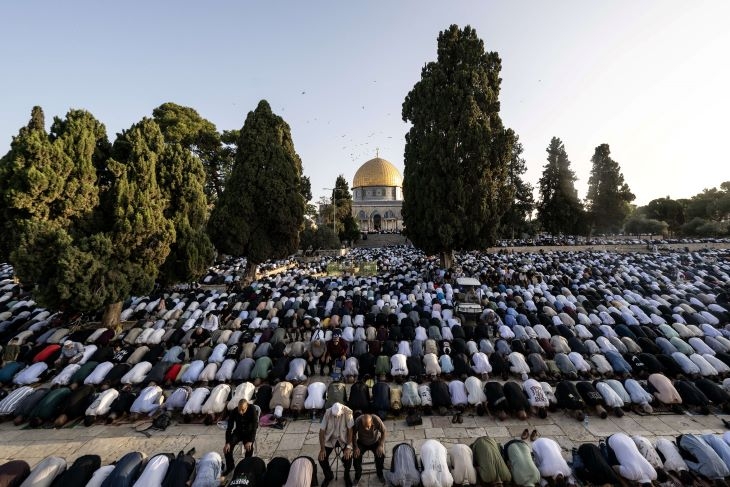 عشرات آلاف يقيمون صلاة العيد بالمسجد الأقصى وسط قيود إسرائيلية