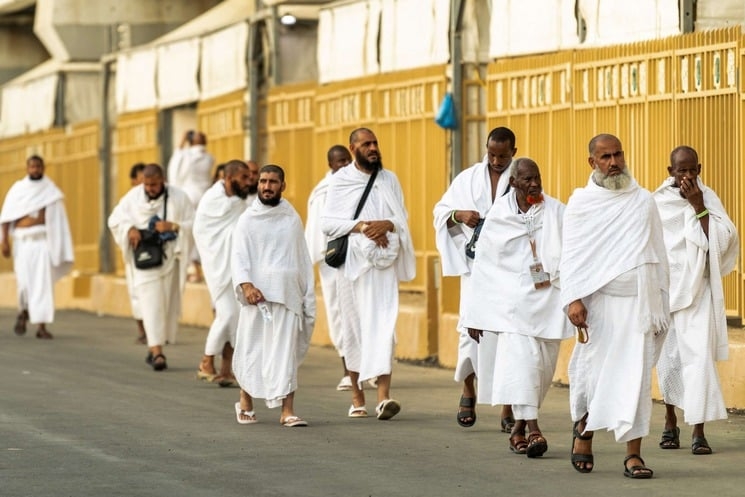 الحجاج يؤدون رمي الجمرات في أول أيام عيد الأضحى