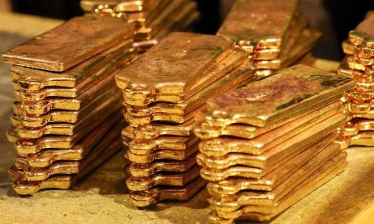 الذهب يتجه لمكاسب أسبوعية بفضل بيانات أمريكية ضعيفة وتراجع الدولار