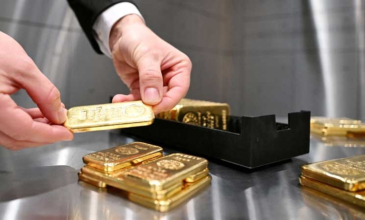 الذهب يتراجع مع انحسار التوتر التجاري وتلاشي دعم انخفاض الدولار