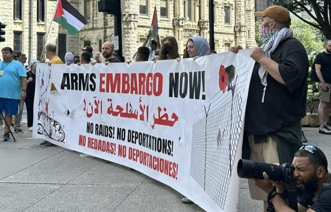 متظاهرون في شيكاغو يتضامنون مع سوريا ويطالبون بإنهاء المساعدات الأمريكية لإسرائيل