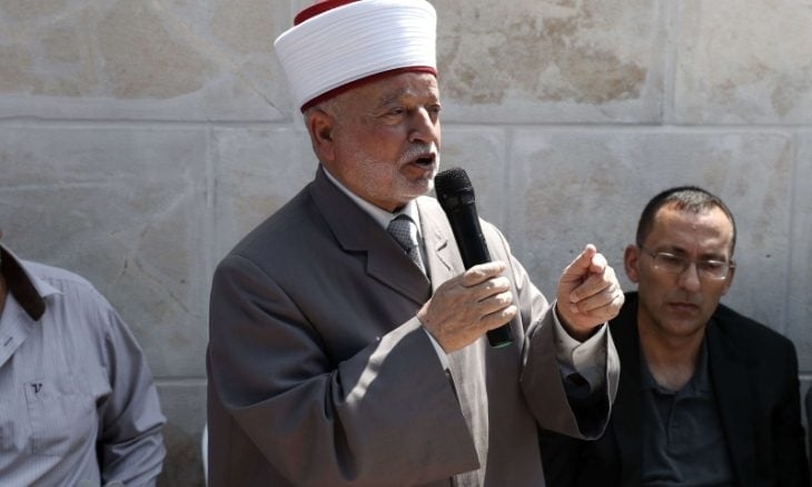 إسرائيل تبعد مفتي القدس والديار الفلسطينية عن المسجد الأقصى لمدة 6 أشهر
