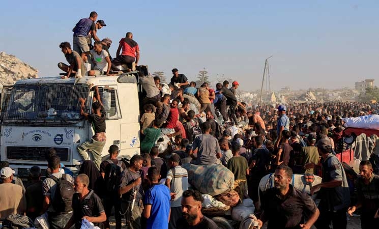 الاحتلال يقتل 19 فلسطينيا.. وانقلاب شاحنة مساعدات يودي بحياة 25 آخرين وسط قطاع غزة