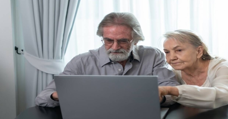دراسة تكشف تأثير الإنترنت على الصحة العقلية لكبار السن