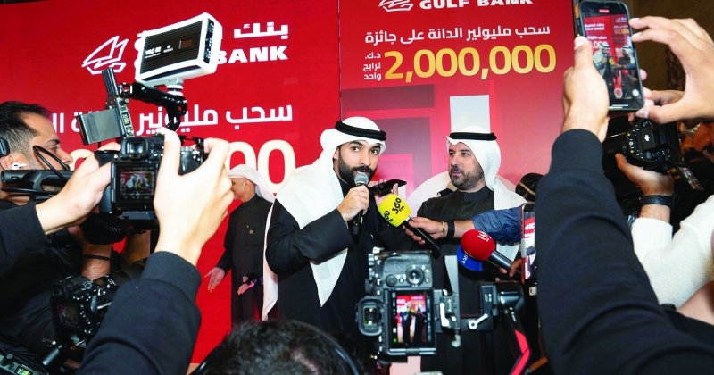 «الخليج» يتوّج إسلام خطاب بأكبر جائزة نقدية... في العالم