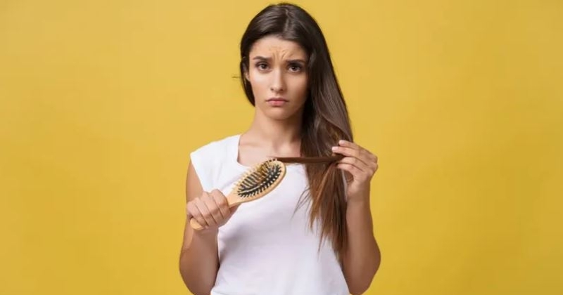 منها بعض الأسماك.. أطعمة تفاقم تساقط الشعر