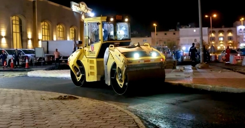 «الأشغال» تواصل أعمال الصيانة الجذرية للطرق بمنطقة المنقف
