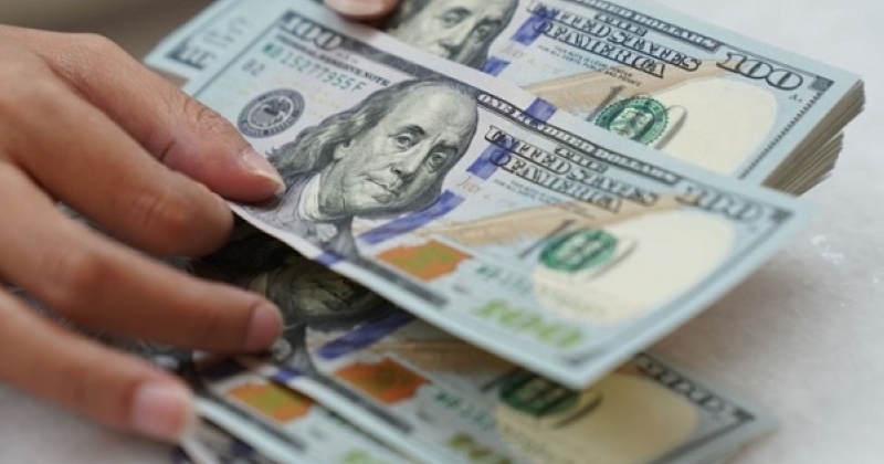 الدولار يقفز بعد تراجع ترامب عن تهديده بإقالة جيروم باول