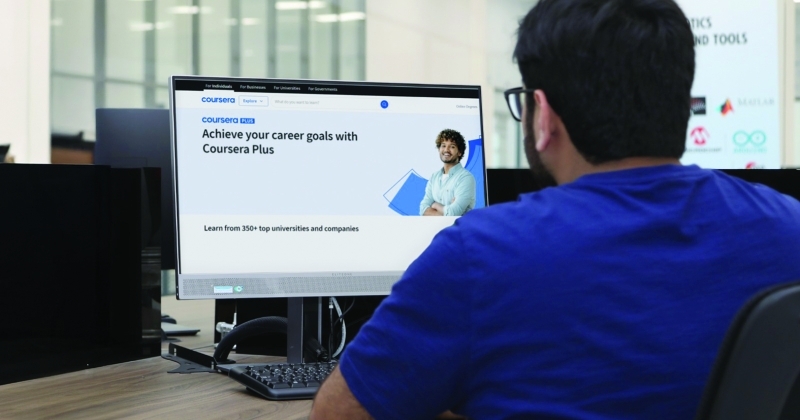 شراكة إستراتيجية بين جامعة AUM ومنصة «كورسيرا» التعليمية