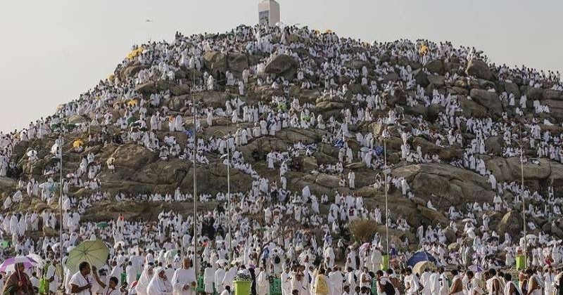 الحجاج يتوافدون إلى عرفات لأداء ركن الحج الأعظم