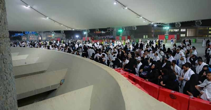 حجاج بيت الله يرمون جمرة العقبة الكبرى في مشعر منى