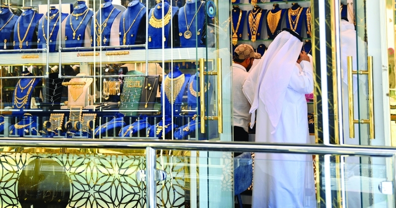 الذهب يخطف الصدارة من الدولار... ويصبح الملاذ الأول
