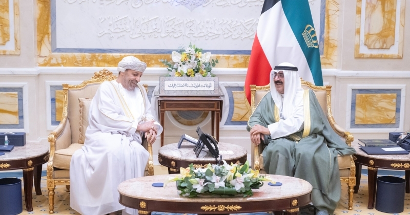 سمو الأمير يستقبل وزير الداخلية العماني بمناسبة زيارته للبلاد