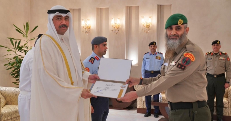 وزير الدفاع يكرم متفوقي الجيش