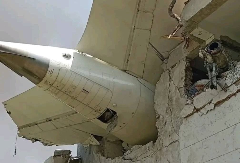 تحطم طائرة ركاب هندية تقل 242 شخصاً بعد إقلاعها ونجاة راكب واحد