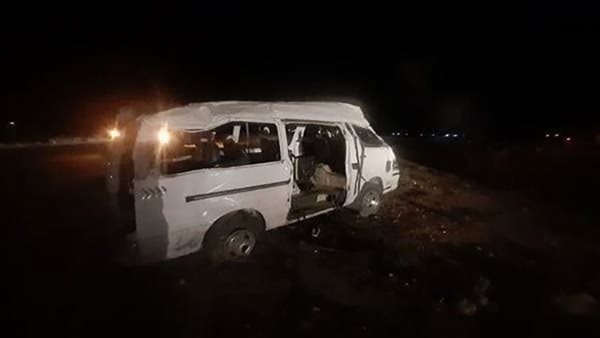 بالاسماء.. إصابة 4 أشخاص بحادث انقلاب سيارة ميكروباص في أسوان