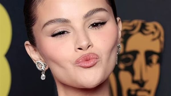 سيلينا جوميز تخطف الأنظار على السجادة الحمراء حفل البافتا 2025