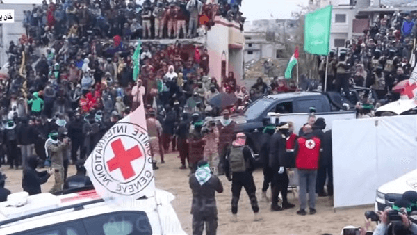 بث مباشر.. الصليب الأحمر يتسلم جثامين المحتجزين الإسرائيليين الأربعة بخان يونس