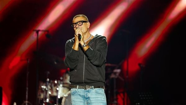 عمرو دياب يتألق في البحرين ويشعل مسرح الدانة بحفل استثنائي أمام الآلاف