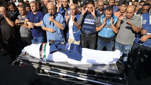 استشهاد 10 فلسطينيين بينهم صحفي بقصف الاحتلال مناطق متفرقة من غزة