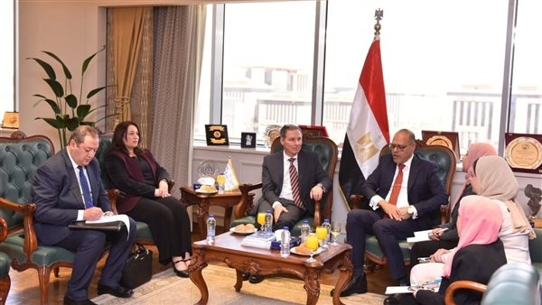 وزير العمل يُسلم شهادات دولية للخريجين من مسؤولي التشغيل بمديريات العمل بالصعيد