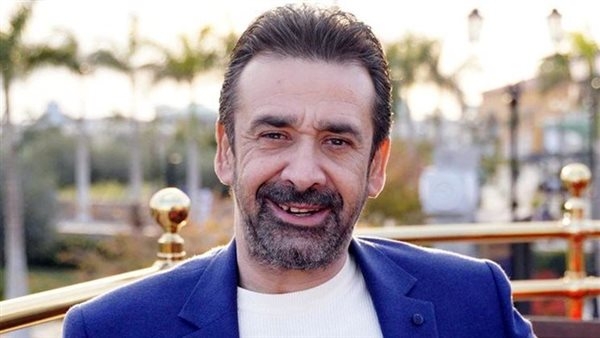 من التسعينيات.. كريم عبد العزيز يغني لـ عمرو دياب في شوارع القاهرة