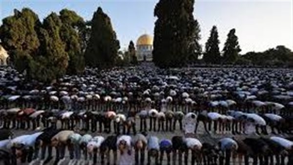 الآلاف يؤدون صلاة عيد الأضحى في المسجد الأقصى