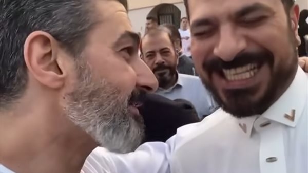 ياسر جلال يمازح مصطفى أبو سريع في صلاة عيد الأضحي
