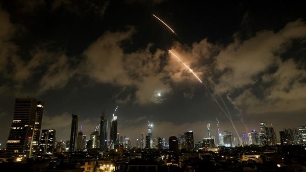 خبير عسكري: صواريخ إيران انتقلت من الخطاب إلى التنفيذ.. وإسرائيل تواجه أزمة دفاعية