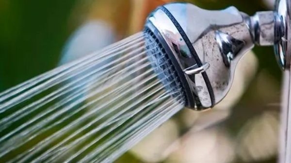 الاستحمام بماء ساخن خطر قد يهدد حياتك.. طبيب يكشف