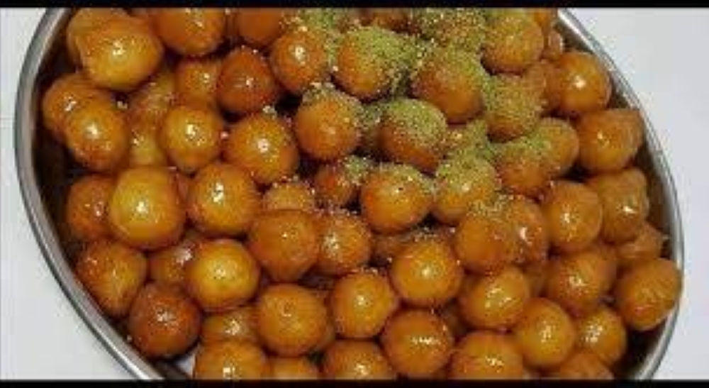 مسميات غربية لأكلات رمضان الشعبية.. اللقيمات تصبح «هوت قولدن بولز فرايد» والمعصوب صار «بنانا وذ بودنغ»