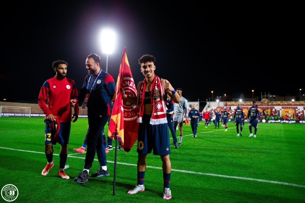 مدرب ضمك يكتب التاريخ