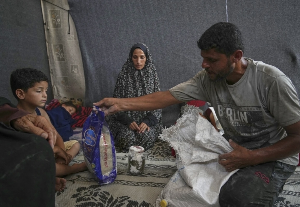 فلسطينيون يعبرون طرق الموت من أجل الغذاء
