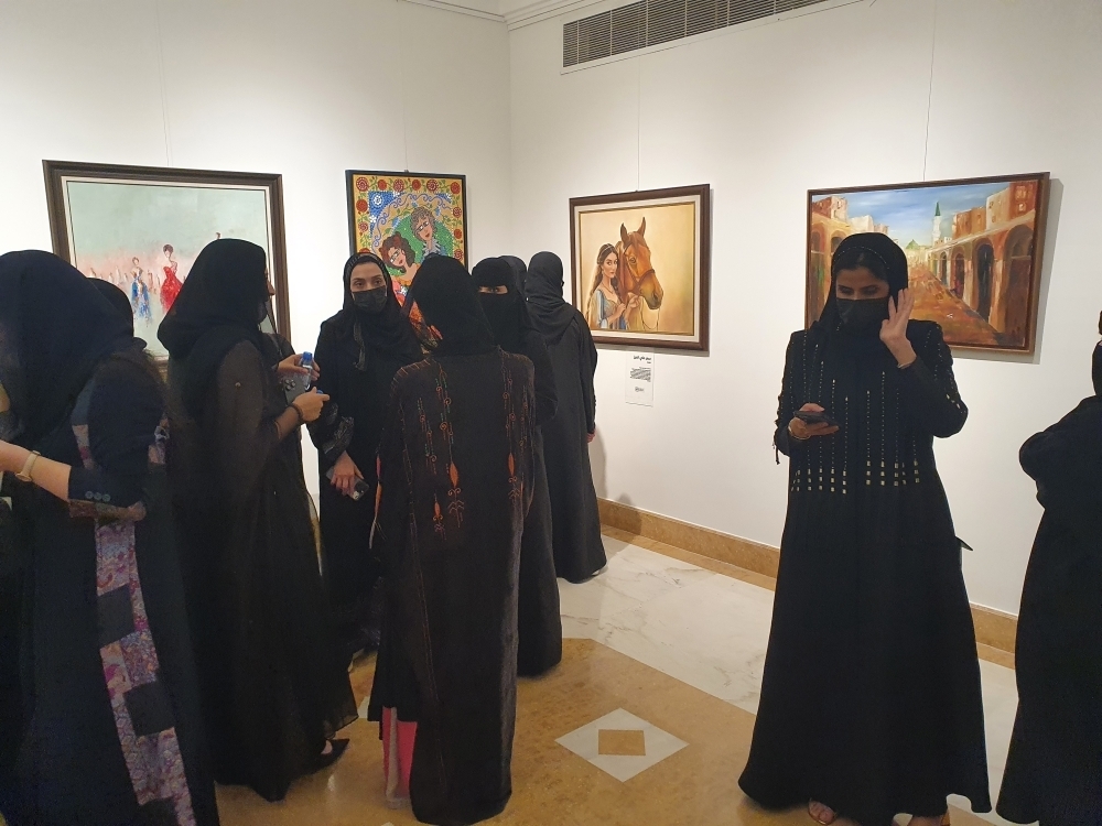 الإناث يتفوقن كما ونوعا بمعرض تشكيلي